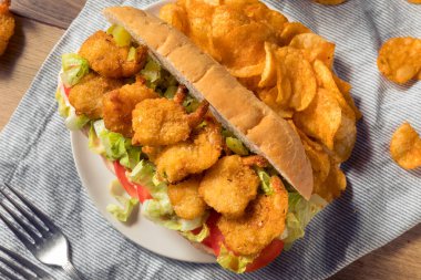 Marul ve Domatesli Ev Yapımı Karidesli Po Boy Sandviçi