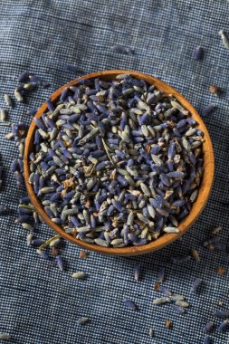 Kase içinde ev yapımı mor lavanta otları.