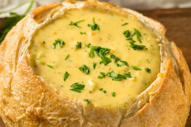 Ev yapımı Brokoli Çedar Çorbası Ekmek Kasesinde Yemeye Hazır