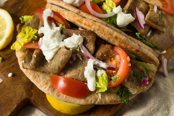Hemgjord Grekisk Gyro Smörgås Med Tzatziki Tomat Och Sallad — Stockfoto