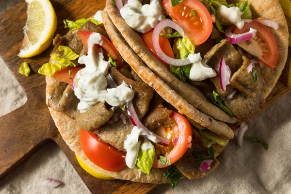 Hausgemachtes Griechisches Gyro Sandwich Mit Tzatziki Tomate Und Salat — Stockfoto
