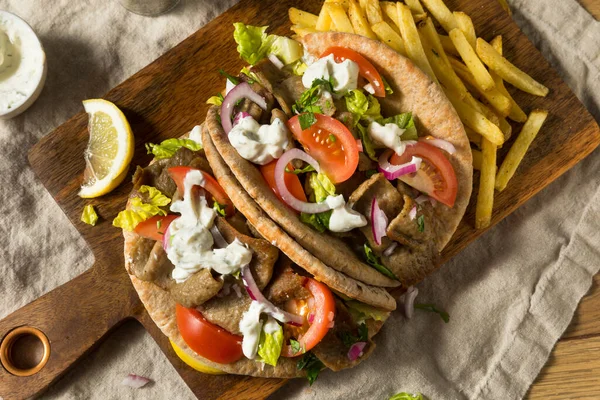 Zelfgemaakte Griekse Gyro Sandwich Met Tzatziki Tomaat Een Sla — Stockfoto
