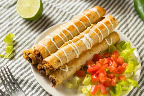 Flautas Pollo Mexicano Caseras Con Crema Lechuga Tomate —  Fotos de Stock