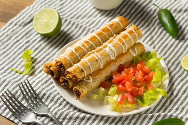 Flautas Pollo Mexicano Caseras Con Crema Lechuga Tomate —  Fotos de Stock