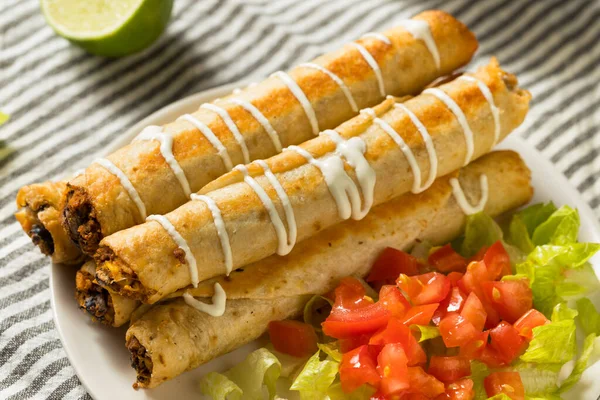 Hemlagad Mexikansk Kyckling Flautas Med Crema Och Sallad Och Tomat — Stockfoto