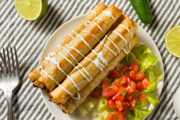 Flautas Pollo Mexicano Caseras Con Crema Lechuga Tomate — Foto de Stock