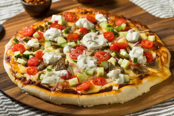 Hausgemachte Griechische Gyro Pizza Mit Tzatziki Sauce — Stockfoto