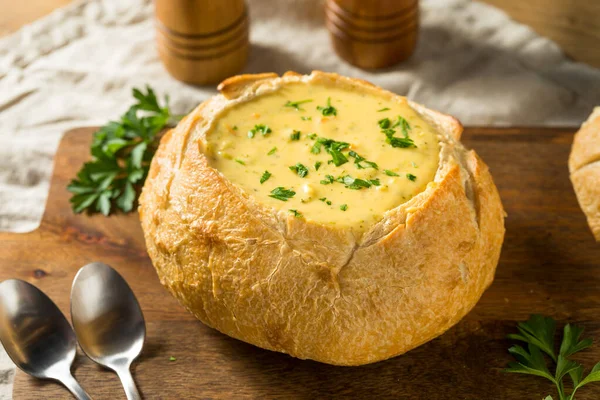 Sopa Brócolis Caseiro Cheddar Uma Tigela Pão Pronto Para Comer — Fotografia de Stock