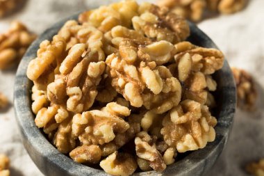 Kase içinde çiğ organik kabuklu ceviz.