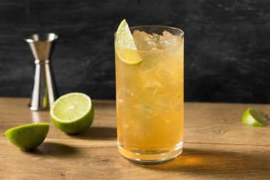 Moskova Katır Kokteylinin Bardakta İçkisini Tazeleyen Ayyaş