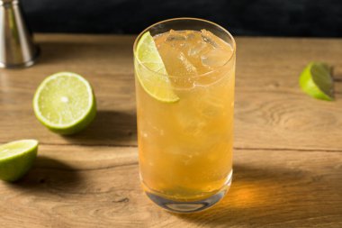 Moskova Katır Kokteylinin Bardakta İçkisini Tazeleyen Ayyaş