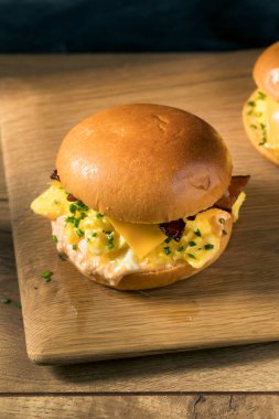 Ev yapımı pastırmalı yumurtalı sandviç ve peynirli çörek.