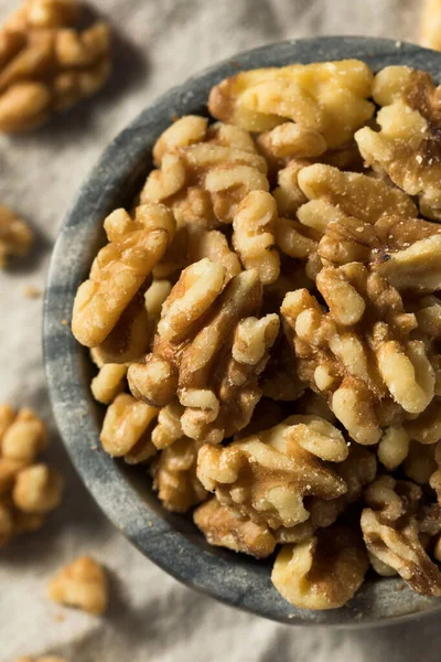 Kase içinde çiğ organik kabuklu ceviz.