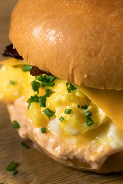 Sanduíche Ovo Bacon Caseiro Pão Brioche Com Queijo — Fotografia de Stock