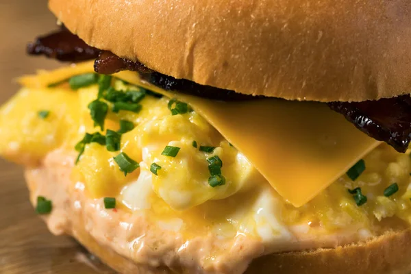 Ev yapımı pastırmalı yumurtalı sandviç ve peynirli çörek.