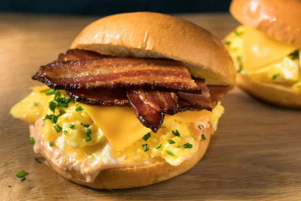 Hemlagad Bacon Ägg Smörgås Brioche Bulle Med Ost — Stockfoto