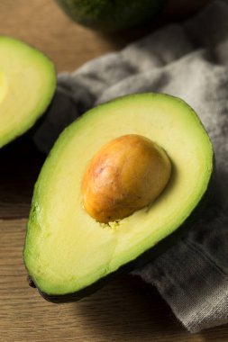 Çiğ Yeşil Organik Avokadolar Bir demet