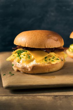 Ev yapımı pastırmalı yumurtalı sandviç ve peynirli çörek.