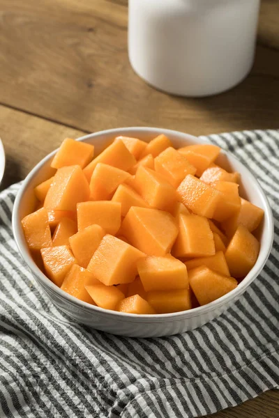 Hausgemachte Rohe Bio Cantaloupe Einer Schüssel Aufgeschnitten — Stockfoto