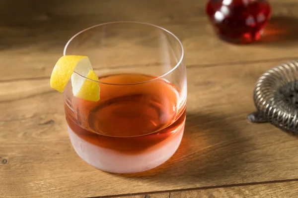 Einen Boozy Rye Sazerac Cocktail Mit Absinth Zubereiten — Stockfoto