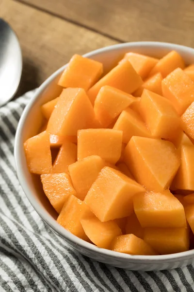 Hausgemachte Rohe Bio Cantaloupe Einer Schüssel Aufgeschnitten — Stockfoto