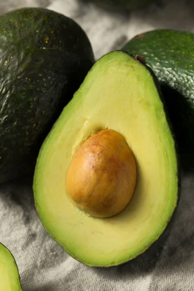 Rohe Grüne Bio Avocados Bündel — Stockfoto