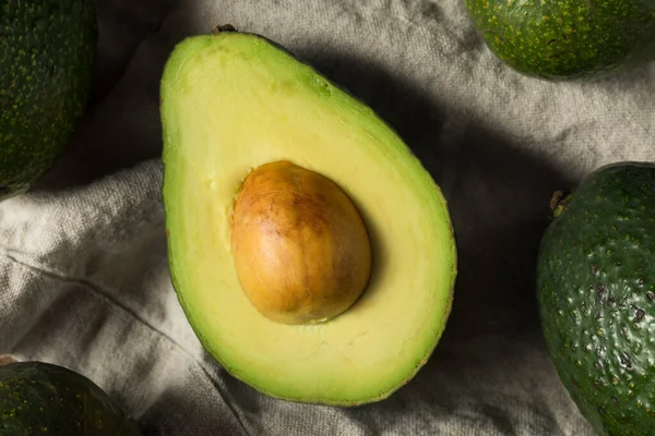 Rohe Grüne Bio Avocados Bündel — Stockfoto