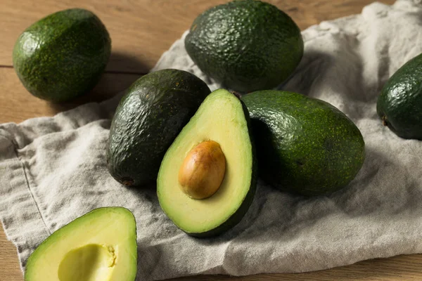 Rohe Grüne Bio Avocados Bündel — Stockfoto