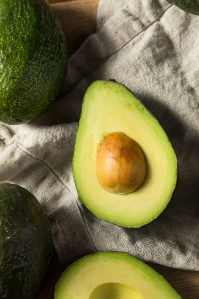 Aguacates Orgánicos Verdes Crudos Racimo — Foto de Stock