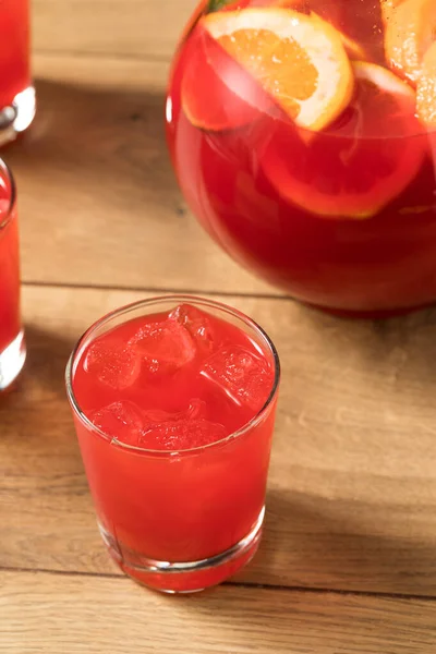 Uppfriskande Kall Röd Frukt Punch Ett Glas — Stockfoto