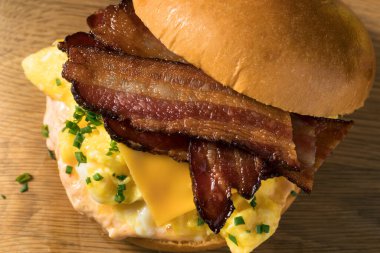 Ev yapımı pastırmalı yumurtalı sandviç ve peynirli çörek.