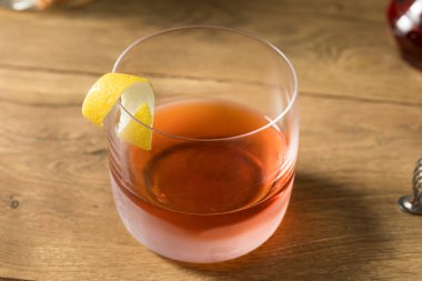 Absinthe 'le alkollü Rye Sazerac kokteyli hazırlıyorum.