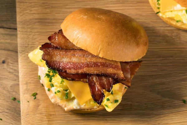 Hemlagad Bacon Ägg Smörgås Brioche Bulle Med Ost — Stockfoto