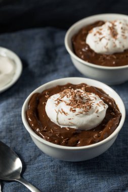 Krem şantili ev yapımı çikolatalı puding.