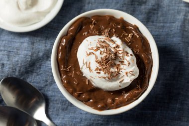 Krem şantili ev yapımı çikolatalı puding.