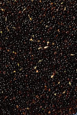 Bir kâse içinde çiğ Siyah Organik Amaranth Tanesi