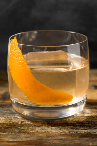 Bebida Moonshine Old Fashioned Cocktail Com Uma Casca Laranja — Fotografia de Stock