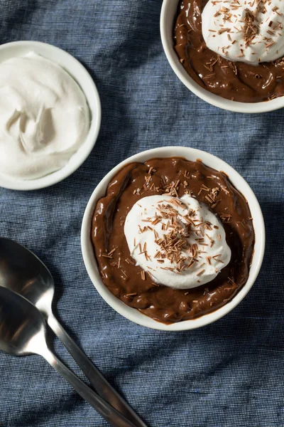 ホイップクリームの入ったボウルに甘い自家製チョコレートプリン — ストック写真
