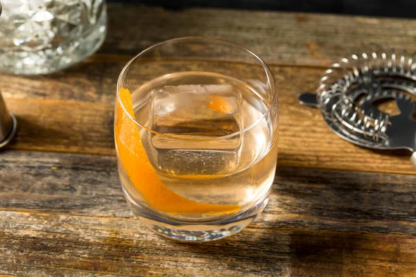 Bebida Moonshine Old Fashioned Cocktail Com Uma Casca Laranja — Fotografia de Stock