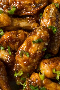 Ev yapımı Asya usulü, soslu tavuk kanadı.