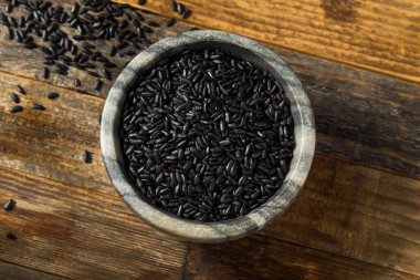 Kuru organik Asya pirinci kasede.