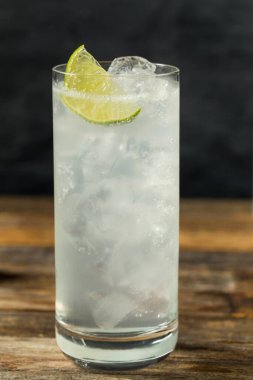 Soğuk Tekila Çiftlik Suyu Limonlu Kokteyl