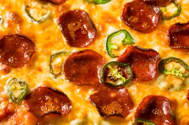 Ev yapımı Baharatlı Jalapeno Pepperoni PIzza Yemeye Hazır