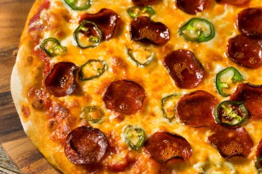 Ev yapımı Baharatlı Jalapeno Pepperoni PIzza Yemeye Hazır