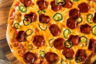Ev yapımı Baharatlı Jalapeno Pepperoni PIzza Yemeye Hazır