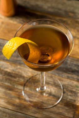 Alkolik Alkolik Viski Bobby Limon Kabuğuyla Kokteyl