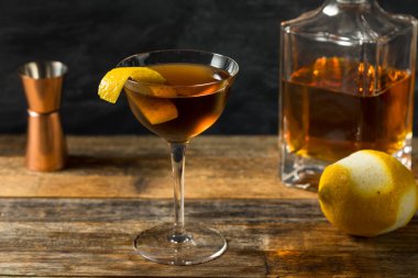 Alkolik Alkolik Viski Bobby Limon Kabuğuyla Kokteyl