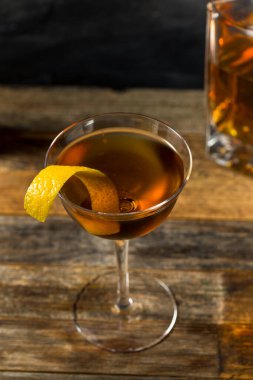 Alkolik Alkolik Viski Bobby Limon Kabuğuyla Kokteyl