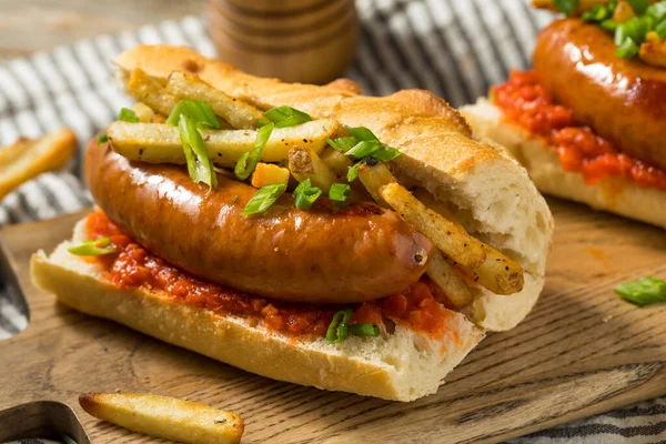 自制Merguez Frites Sausage Sandwich Harrisa Bun — 图库照片