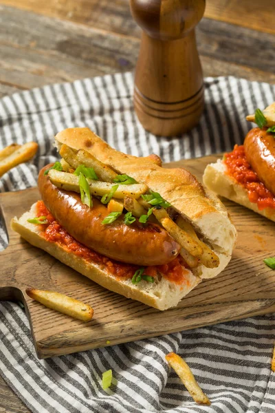 自制Merguez Frites Sausage Sandwich Harrisa Bun — 图库照片